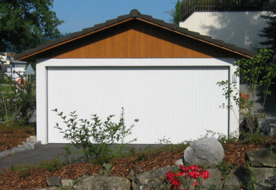 Doppio garage con sovrastruttura tetto